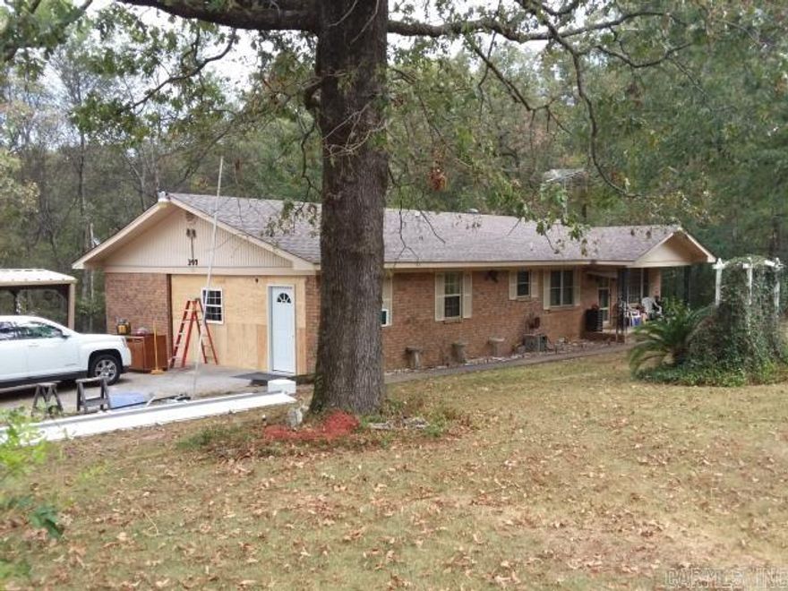 In great location between Hot Springs and Malvern. This 3 Bedroom 2 Bath home has lots of potential. Don't miss this great opportunity just down the street from Magnet Cove Schools.