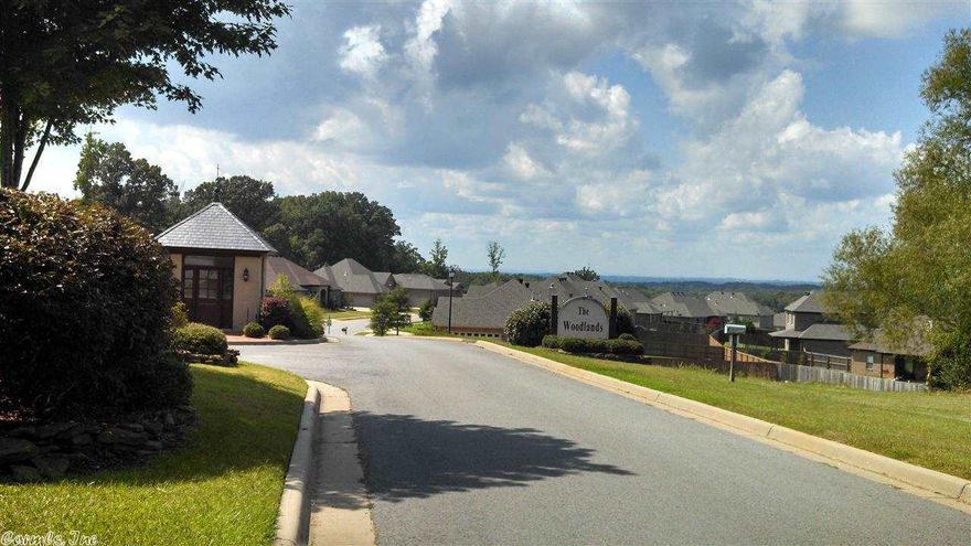 Come home to the Woodlands! One of Benton's premier subdivisions.