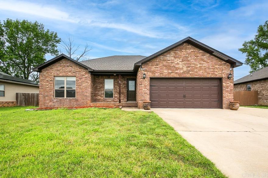 Small, quiet one street subdivision. Backs up to woods. NEW ROOF 2023. Kitchen has Quartz countertops., breakfast bar, tumbled backsplash, and white-washed cabinets. Family room has tray ceilings.  Split floorplan. Plantain blinds throughout. Carpet only in bedrooms. Pedestal sink in half bath. Main bedroom has 2 sinks and 2 closets with jetted tub. House has been professionally painted. cleaned and carpets cleaned.