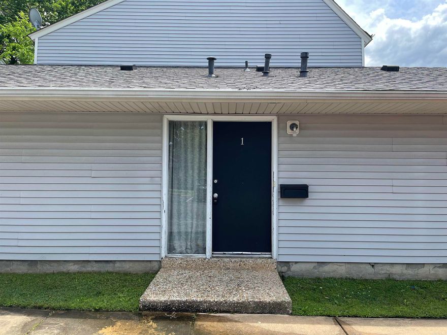 Super cute and cozy 1bd/1ba apartment located on Kavanaugh! This property is located in the heart of Hillcrest ! Close to UAMS , great schools , shopping ,and fine dining! Private fenced patio. This apartment is in a great location and won't last long. This property is managed by Hoffman Team so beware of scammers - we will never ask you to Cashapp us money. The lease for this property is for 18 months to 2 years with a 3% increase after the first year. Income must be 3x the amount of rent. Deposit, first month’s rent, and the $50 administration fee due before move in. This property does not accept section 8.