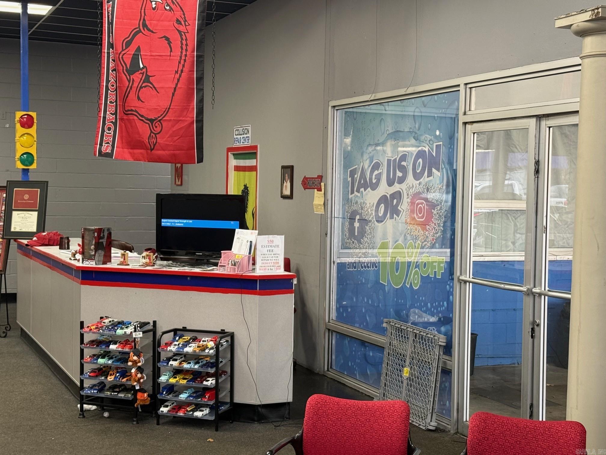 Main image without alt text