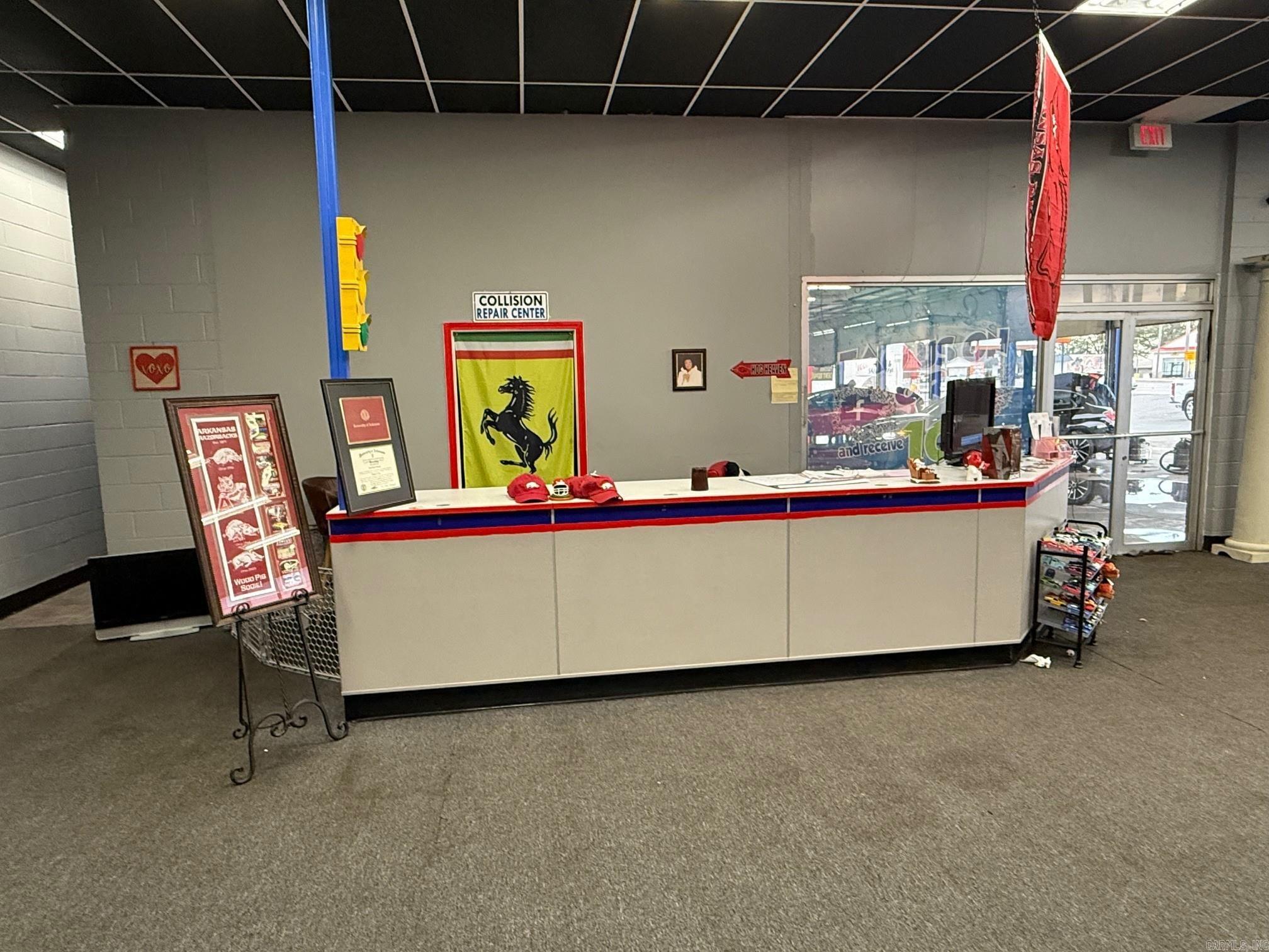 Main image without alt text