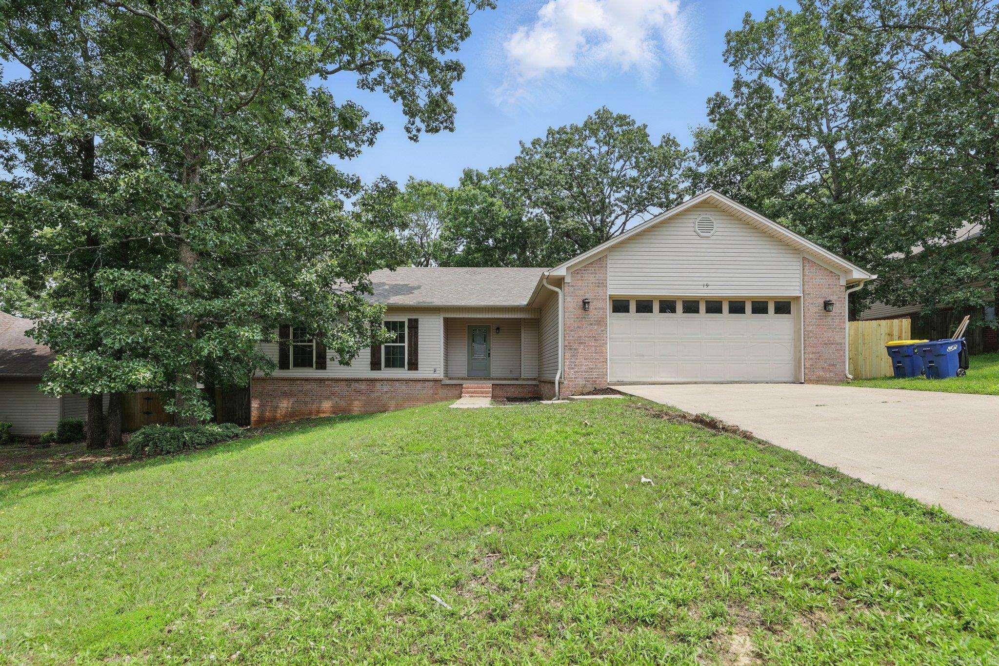 Beautiful home in the desired neighborhood of Magness Creek. This home has fresh paint throughout and is ready for a new family. Featuring 4 bedrooms and a large back yard with privacy fence, deck and large shade trees. Enjoy the amenities of Magness Creek-lake, walking trail, playground, tennis Courts and a beautiful community fishing lake. Located walking distance to the elementary school only minutes to the interstate.