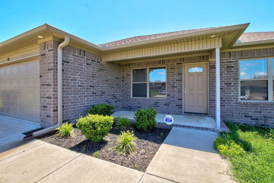 Beautiful like-new 3-bed, 2-bath home ideally situated in a cul-de-sac. This north-facing residence boasts a split floorplan with vaulted ceilings in the living, dining, and kitchen areas. The kitchen features granite countertops, a functional island with a breakfast bar, and stainless steel appliances. Spacious primary bedroom offers a tray-style ceiling, an ensuite bathroom with a double sink vanity and a bathtub/shower combo, plus convenient access to a walk-in closet. Step outside to unwind on the covered patio overlooking the fully fenced backyard, perfect for relaxation and outdoor enjoyment. This inviting home is a must-see! Refrigerator, washer, and dryer are included.