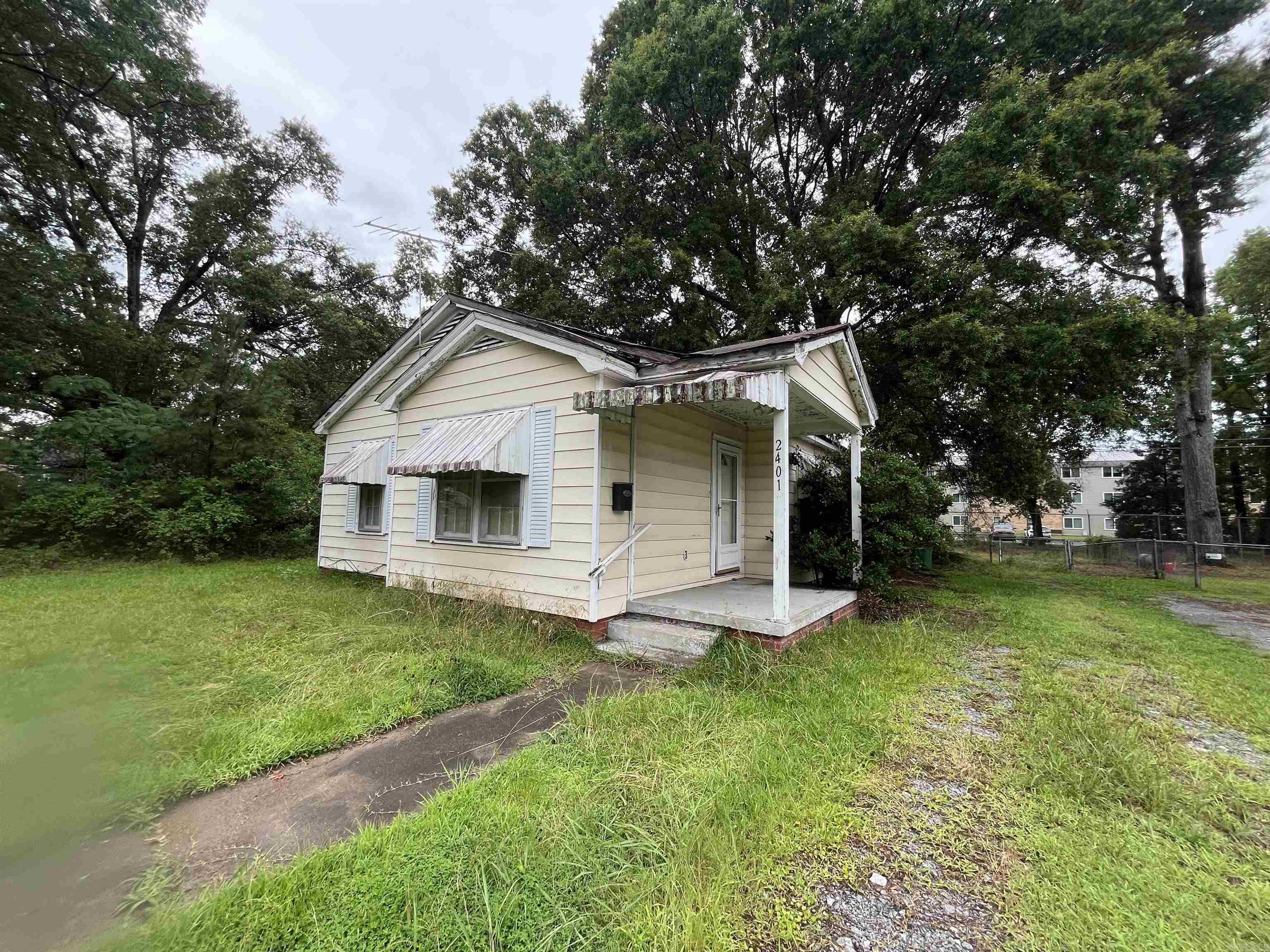 Investor Special! This 2-bed, 1-bath fixer-upper is bursting with potential. A fantastic opportunity to add value with your personal touch. Great bones and layout, just needs some TLC to shine. Ideal for rental income or a flip. Don't miss out