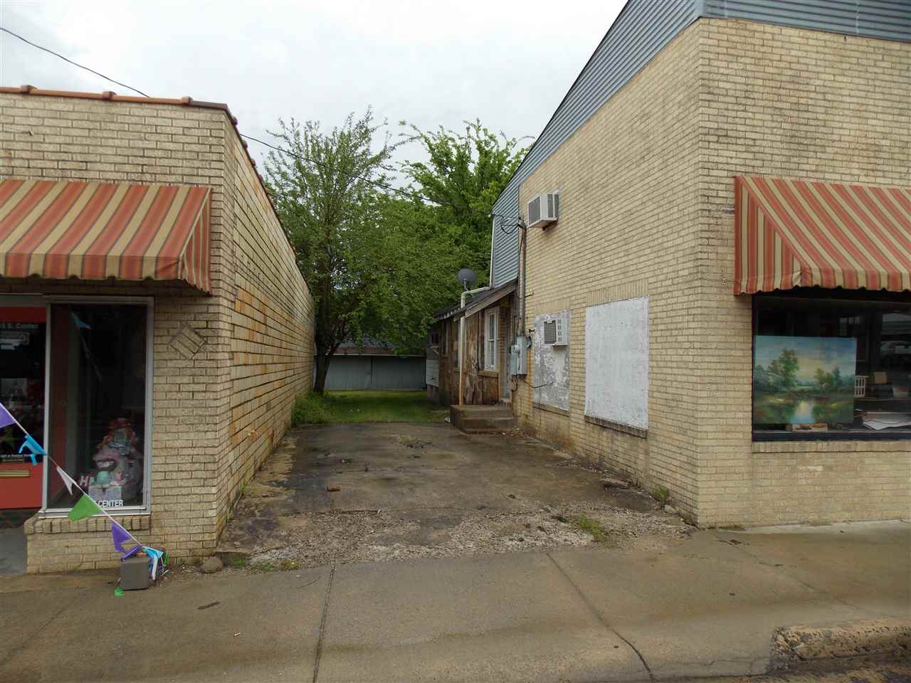 Main image without alt text