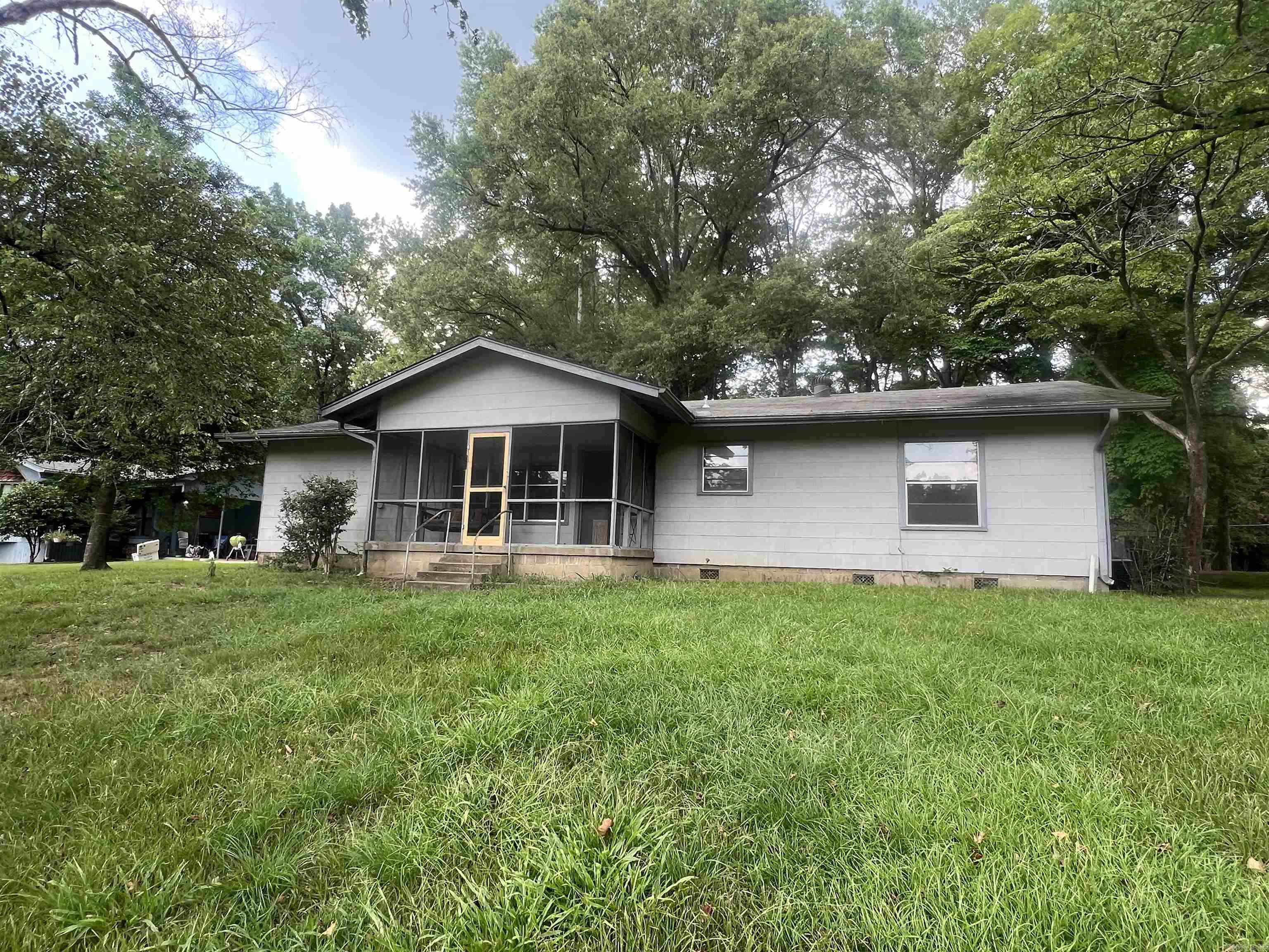 Rustic Fisherman's Cabin or writers retreat overlooks beautiful Lake Catherine in Hot Springs National Park. 2 bedroom/ 2 Bath 1300 sq.ft. Unfurnished, Enclosed garage plus covered parking. Knotty pine walls, hardwood in bedrooms. Screened in Porch overlooks lake. Separate utility room. Looking for long-term renter, one year lease