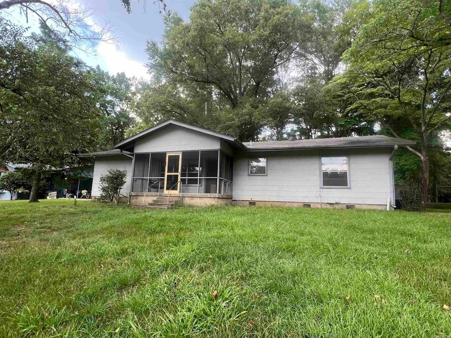 Rustic Fisherman's Cabin or writers retreat overlooks beautiful Lake Catherine in Hot Springs National Park. 2 bedroom/ 2 Bath 1300 sq.ft. Unfurnished, Enclosed garage plus covered parking. Knotty pine walls, hardwood in bedrooms. Screened in Porch overlooks lake. Separate utility room. Looking for long-term renter, one year lease