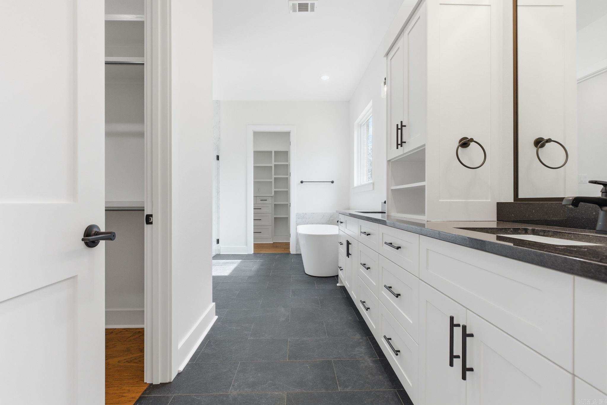 AVILLA MANOR - Residential