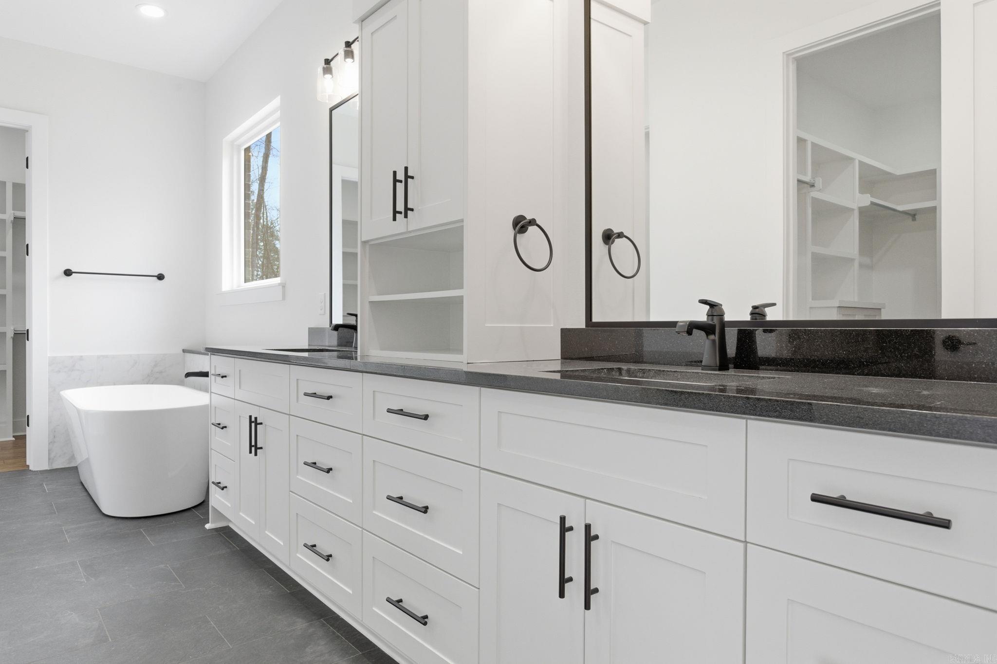 AVILLA MANOR - Residential