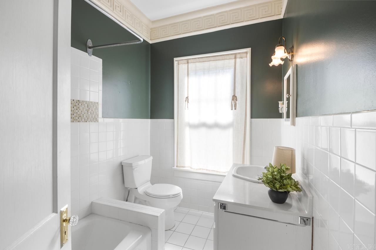 COLONIAL COURT - Residential