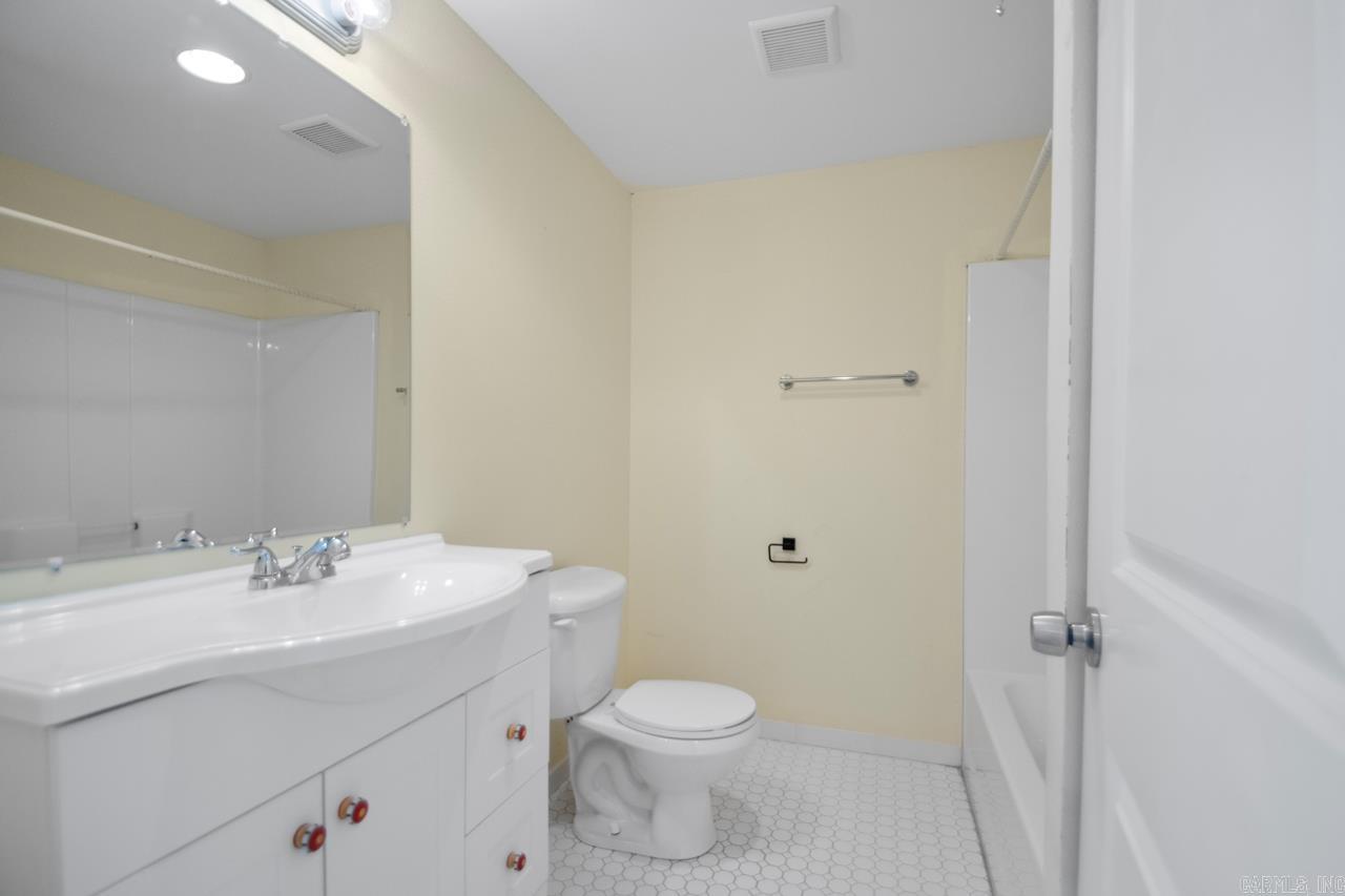 COLONIAL COURT - Residential