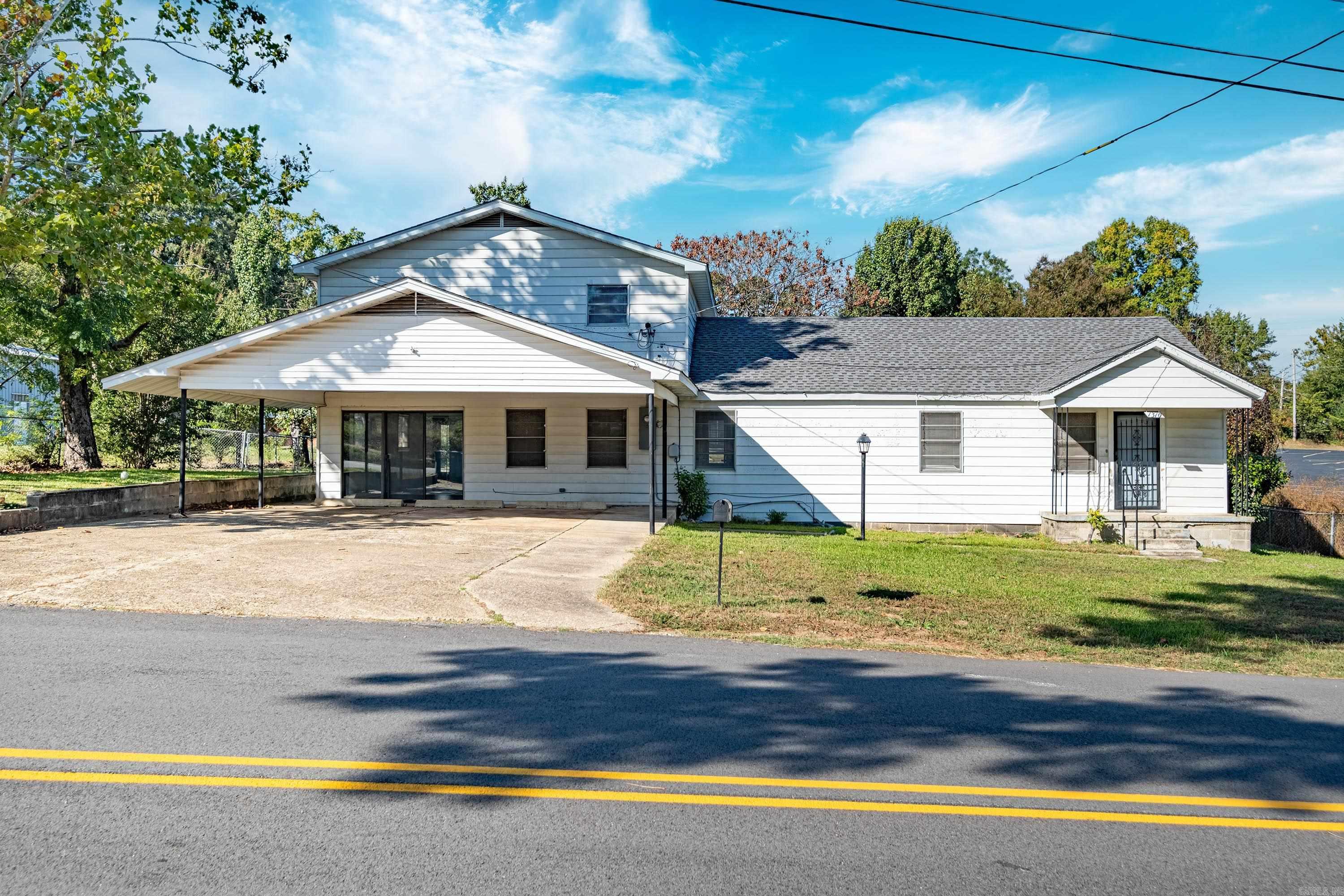 GREAT SPACE IN HEART OF BENTON; 4BEDROOMS 2BATHS; LIVING ROOM DINING ROOM AND KITCHEN (REFRIGERATOR/STOVE TO CONVEY) HOME HAS EXTRA ROOM COULD BE PLAYROOM OR OFFICE; PARTIALLY FENCED WITH CHAIN LINK FENCE; OUTDOOR AREA HAS A PARTIAL CANAPY COVER; PARKING IS IN FRONT (2 CAR) ALSO WITH COVERING