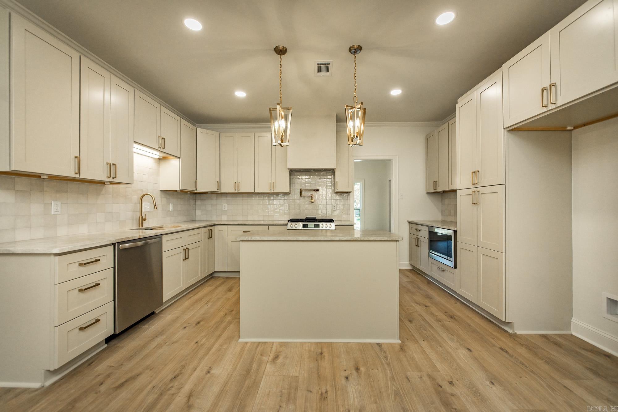 COUNTRY CLUB VILLAS - Residential