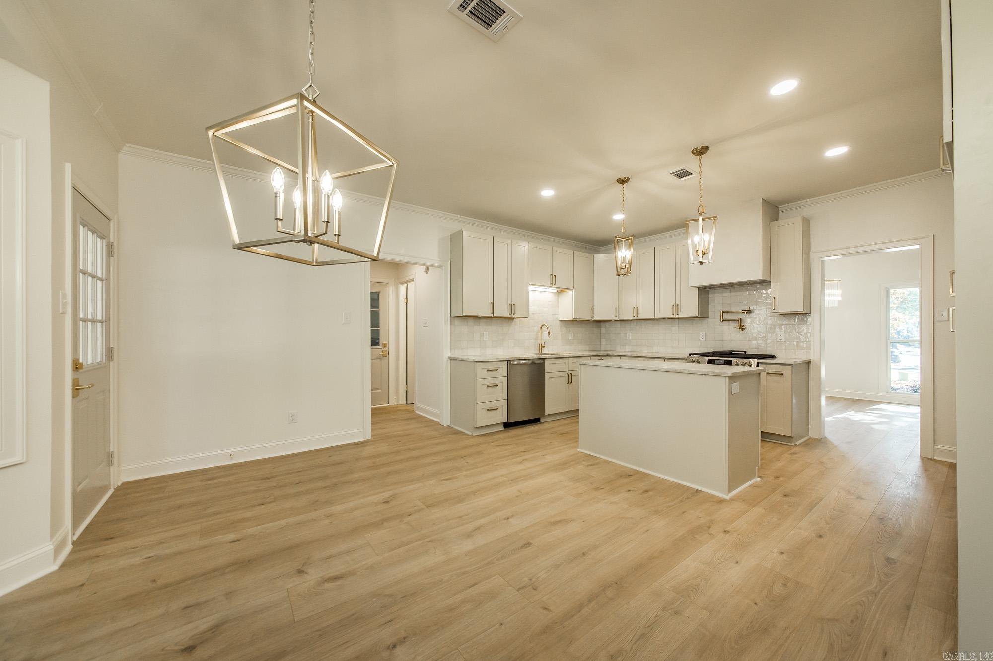 COUNTRY CLUB VILLAS - Residential