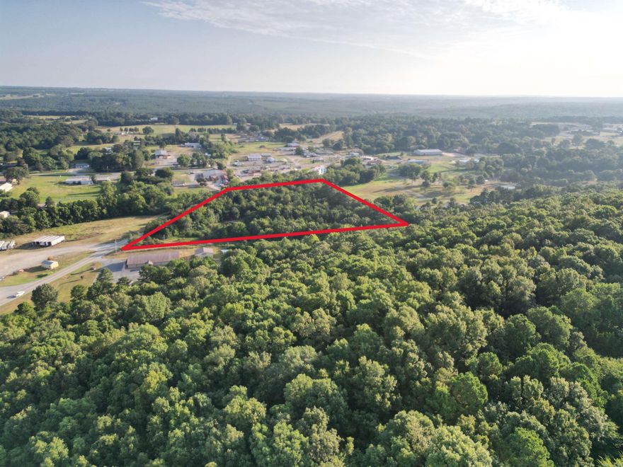 Prime 6-acre commercial lot in Rose Bud, Arkansas with 6,000 to 8,000 vehicles passing daily. Flat, easy-to-clear land next to a service station and Sonic offering high visibility and strong traffic flow. Ideal for retail, storage, or mixed-used development. Utilities nearby and plenty of space to build. A rare, high exposure opportunity in a growing area.