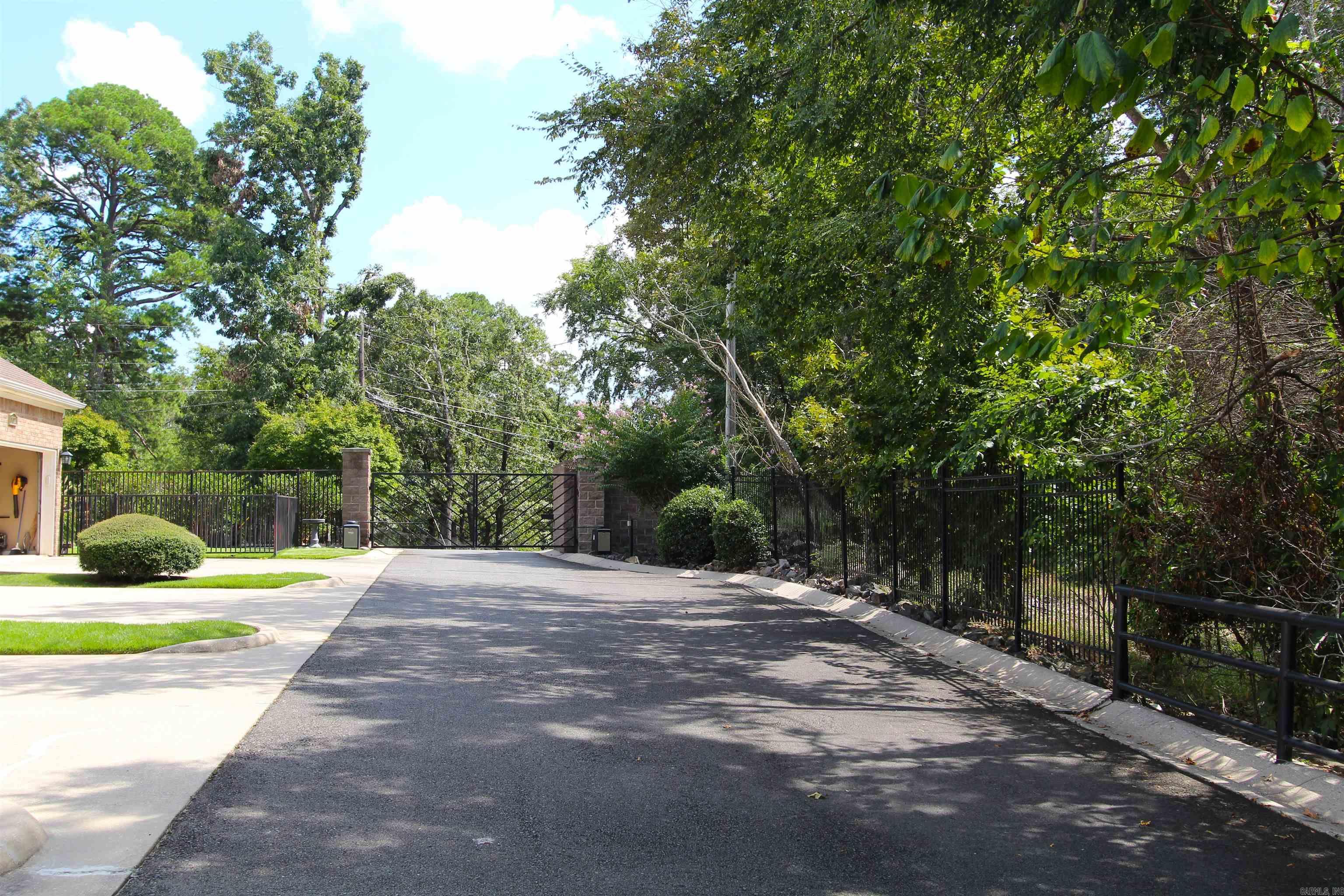 MAJESTIC LAKE VILLAGE TOWNHOMES - Residential