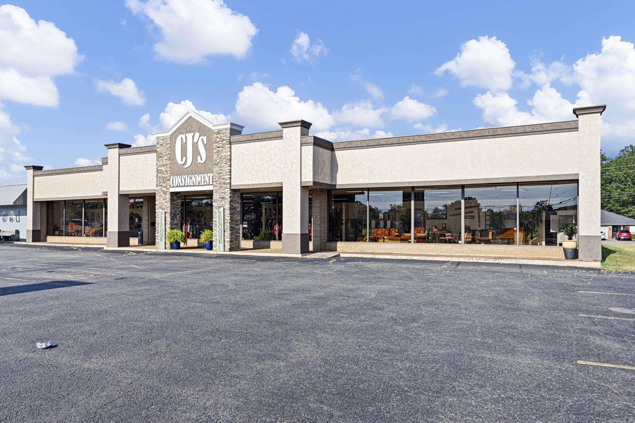 Commercial Building For Sale ā Prime Location in Russellville, AR Over 14,000 sq. ft. of opportunity awaits on 900 S Arkansas Ave, Russellville ā one of the cityās highest-traffic areas! This property offers incredible versatility for your business or investment portfolio, featuring: Spacious warehouse with multiple loading docks Showroom and retail space with great visibility Office areas, kitchen, and bathrooms for staff convenience Ample parking and easy access for customers and deliveries With its size, location, and functionality, this property is perfect for retail, wholesale, distribution, or a mixed-use operation. Donāt miss your chance to own a landmark commercial property in the heart of Russellville!