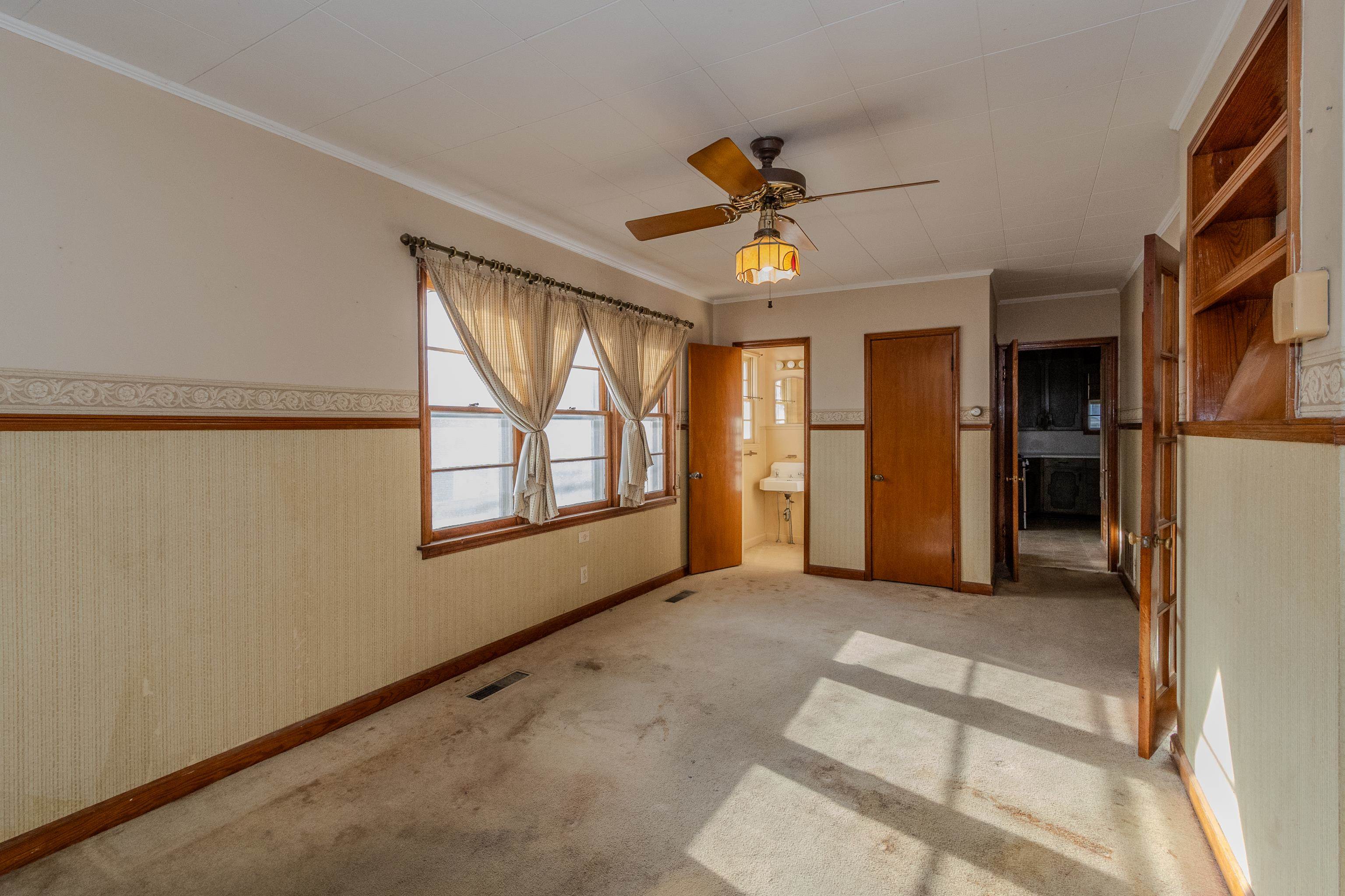 EAST BROADWAY - Residential