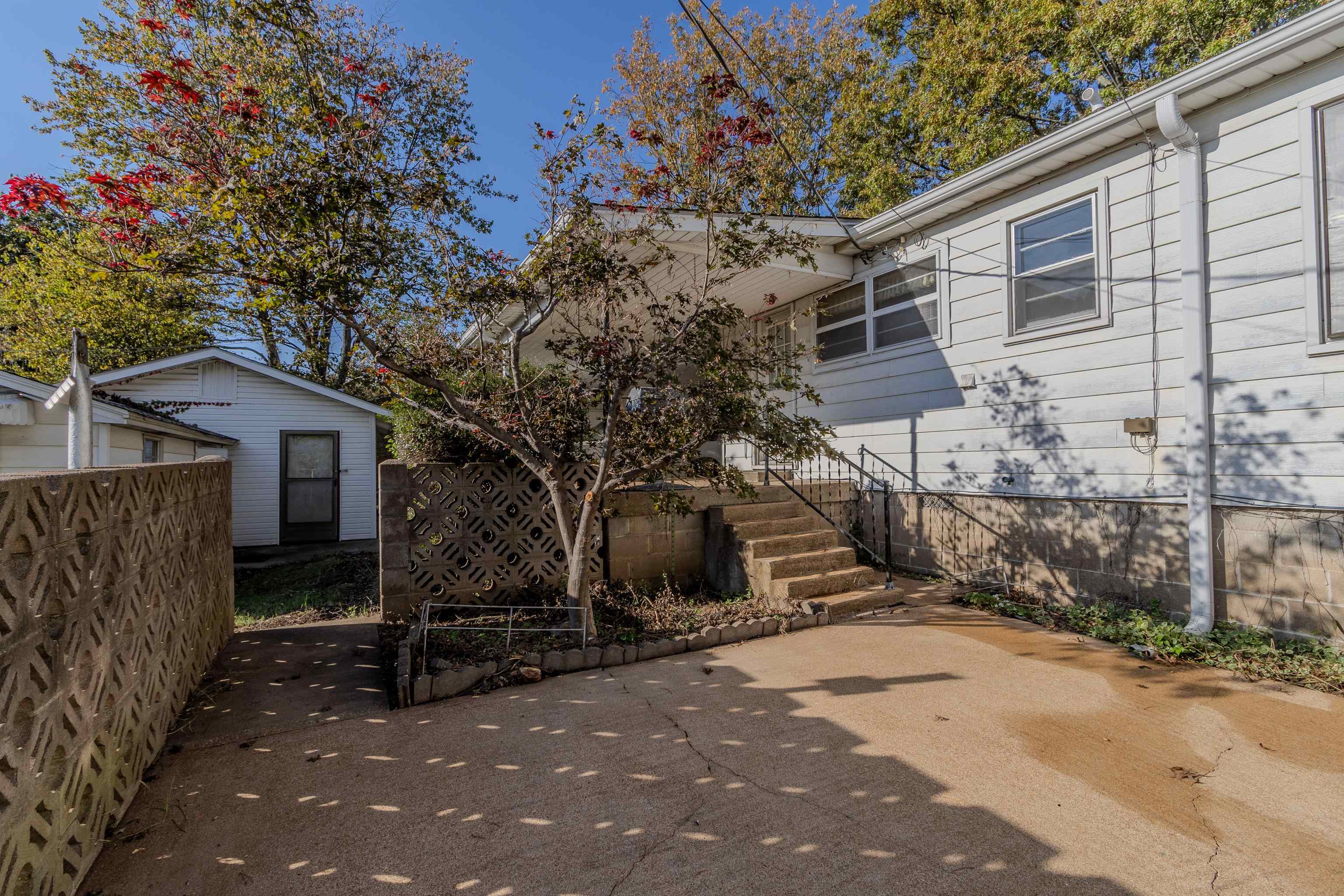 EAST BROADWAY - Residential