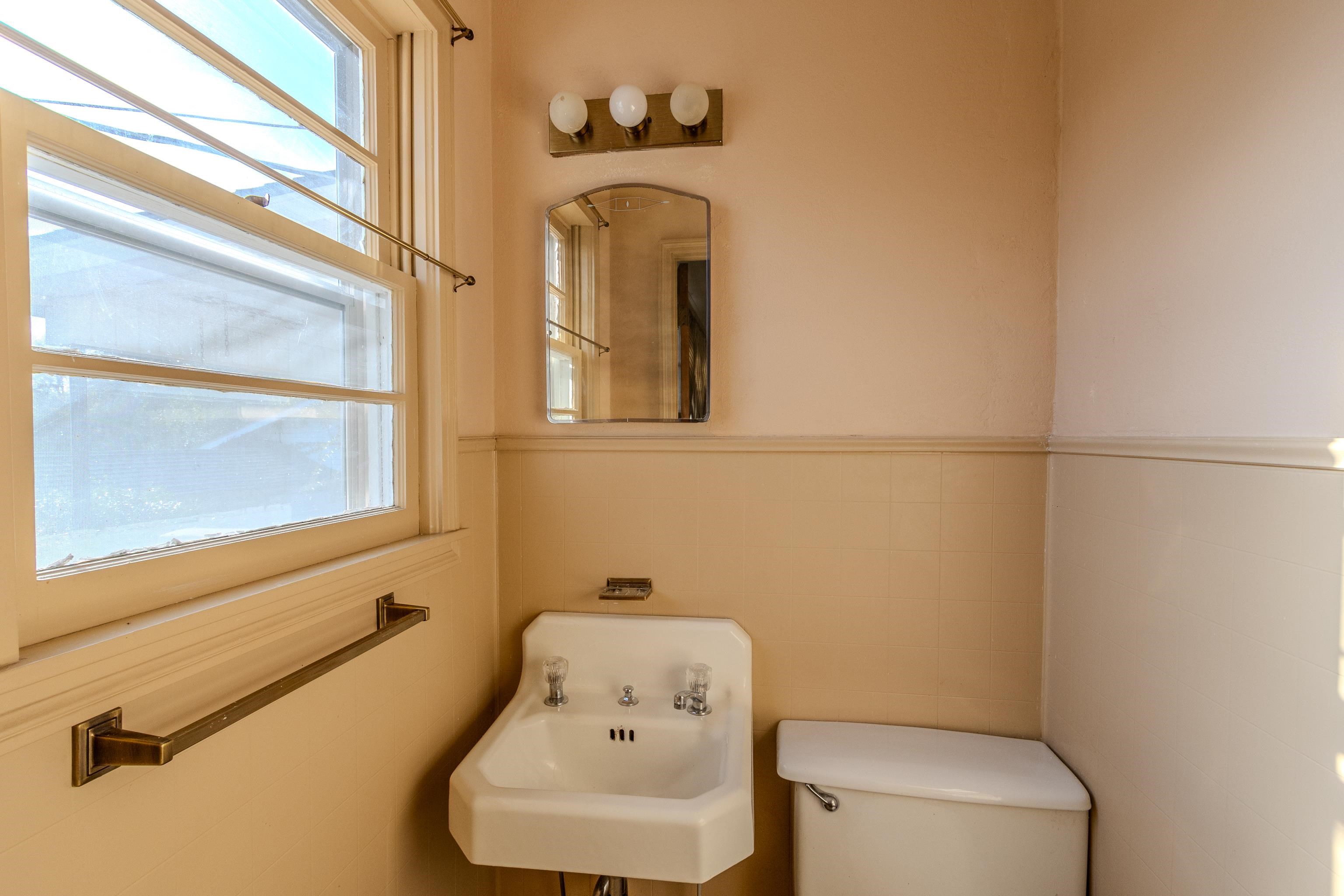 EAST BROADWAY - Residential