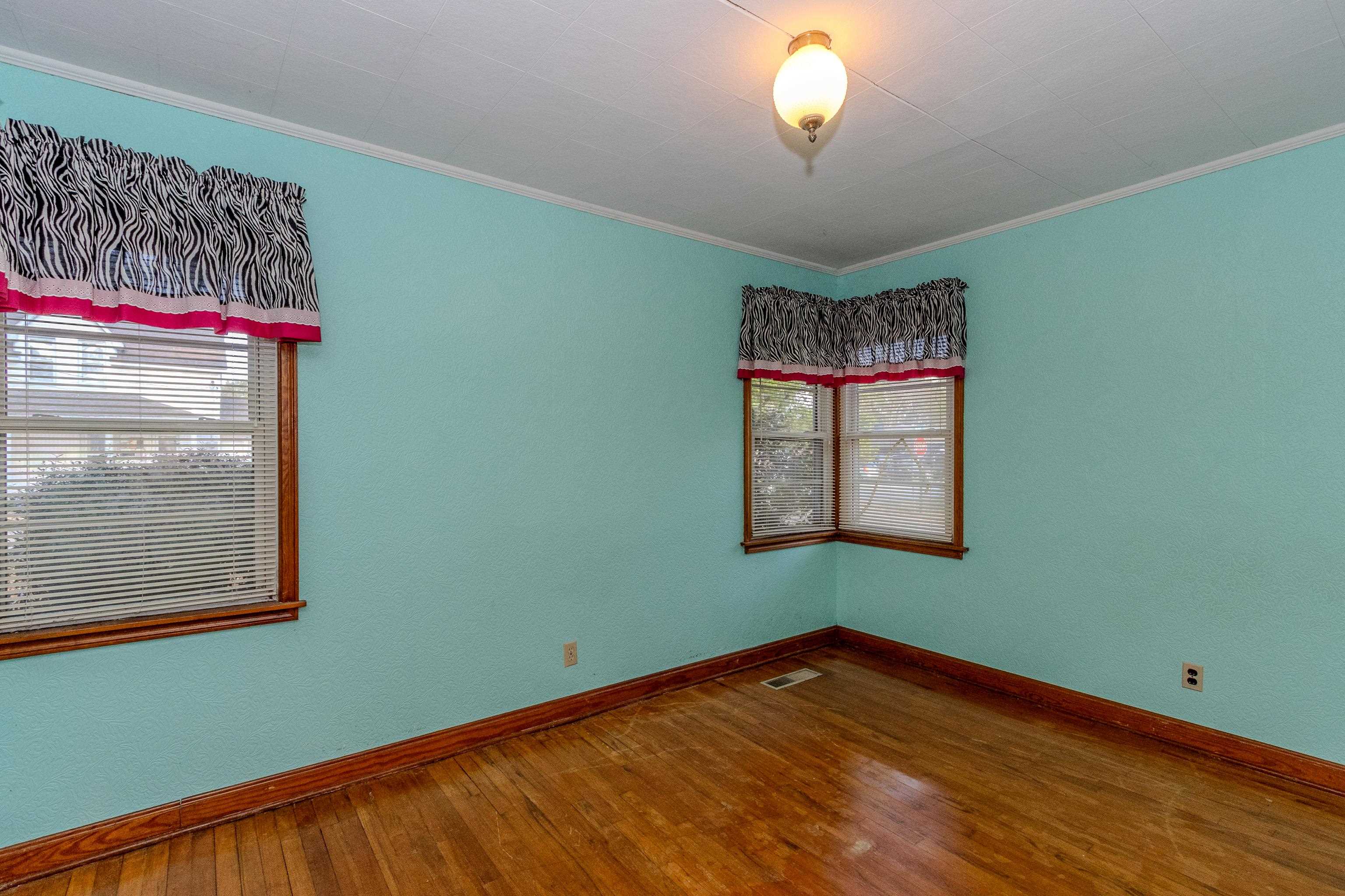 EAST BROADWAY - Residential