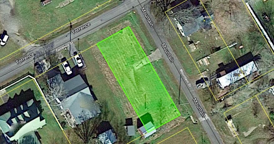 Vacant lot, close to medical center, grocery store and post office. Mobiles 8 years or newer are allowed.