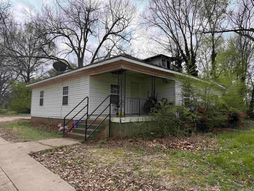 Great opportunity for investors! Being sold as-is, this home is currently occupied with tenants renting month-to-month who hope to stay, renting at $700/month.     No SPD.