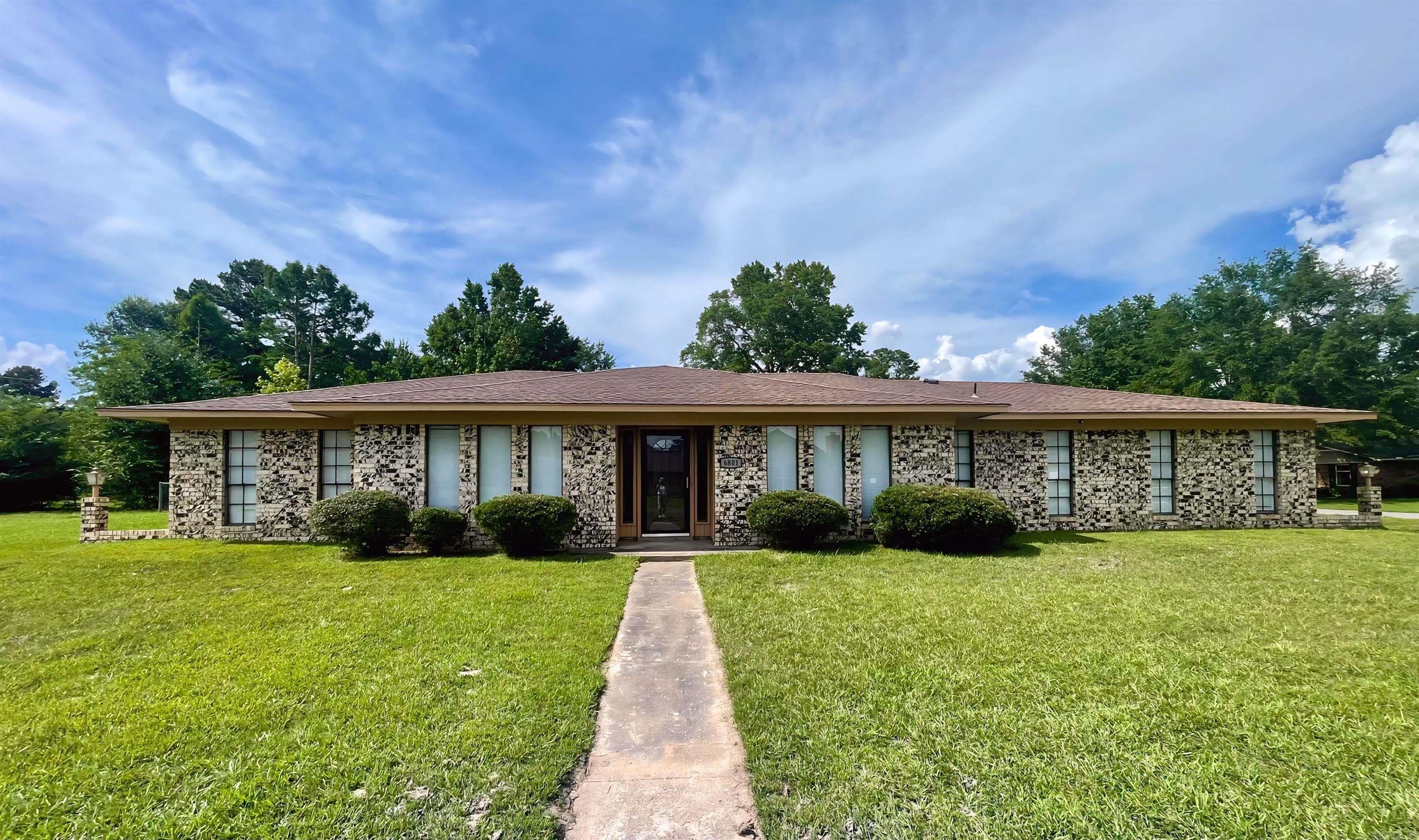 Move-in ready & beautifully updated 3 bed, 2 bath home on a spacious corner lot! This 2,088 SF home features a 2-car side-entry garage, all new flooring throughout, and a 2018 HVAC system. A dedicated foyer welcomes you with the formal living room and formal dining room flanking each side, creating a grand first impression. The main living room boasts soaring cathedral ceilings, built-ins, and an electric fireplace, with double doors leading to a covered back patio and a huge fully fenced backyard with a storage shed. The kitchen offers new stainless appliances, a breakfast area, and great flow for entertaining. The large laundry room includes extra storage. Easy access from the garage to the kitchen for grocery hauls. The split floor plan features a spacious primary suite with a walk-in closet, double sinks, and a relaxing soaker tub. A thoughtful layout, tons of natural light, and plenty of indoor and outdoor spaceādonāt miss this one! (new range will be installed shortly)