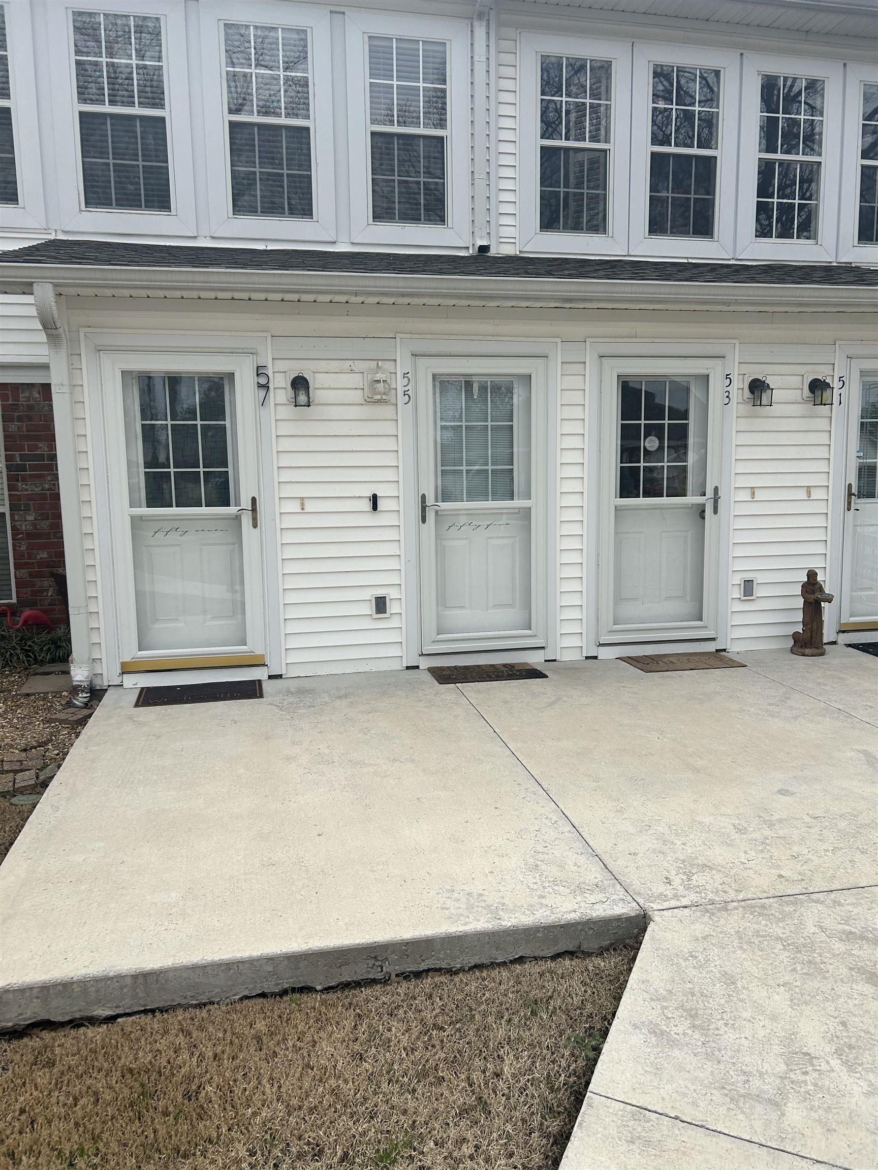 Beautiful 2 bed/ 2 bath condo in the heart of Conway. Completely updated and comes with all appliances. Comes with access to a beautiful salt water pool.