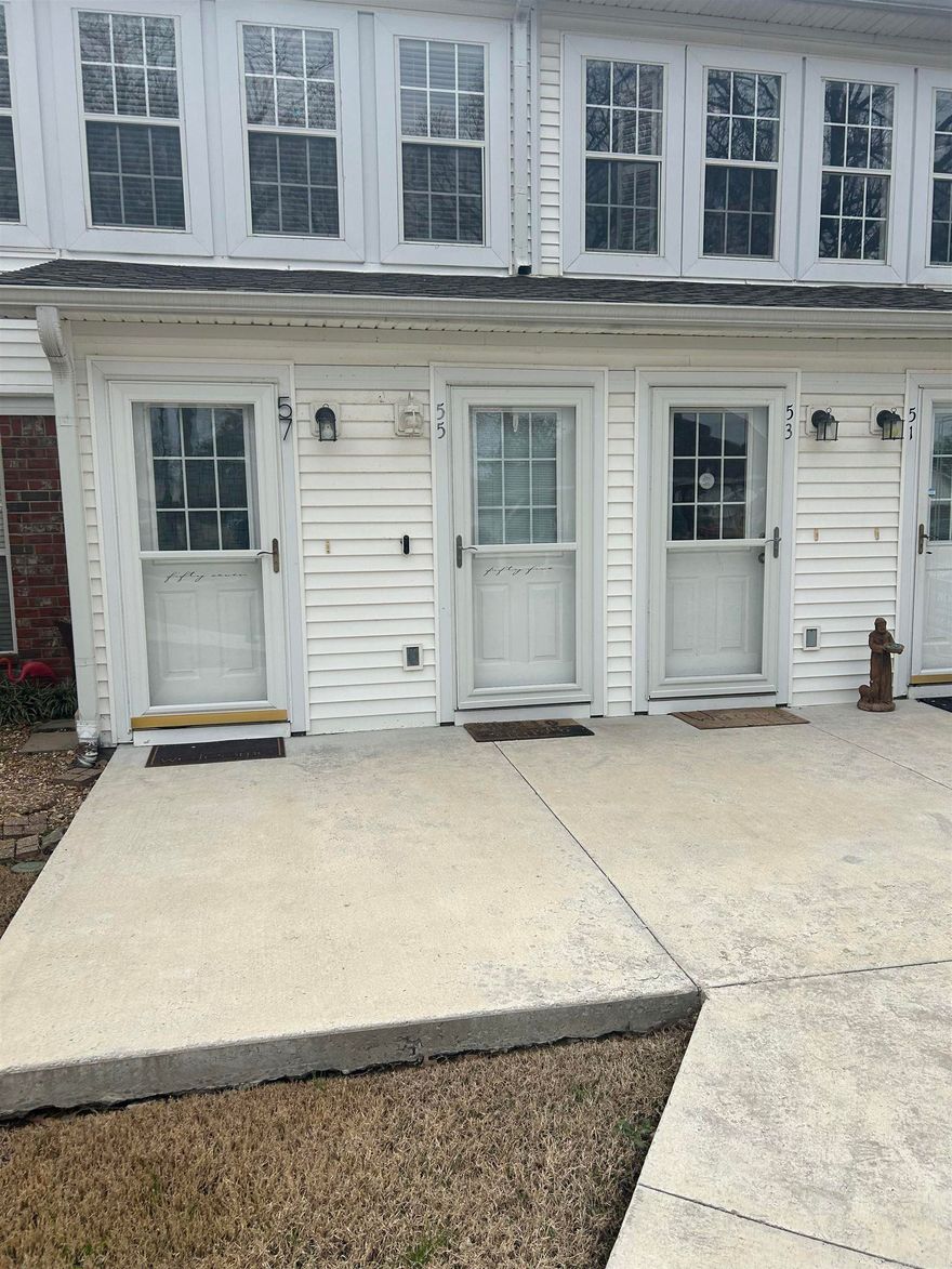 Beautiful 2 bed/ 2 bath condo in the heart of Conway.  Completely updated and comes with all appliances.  Comes with access to a beautiful salt water pool.