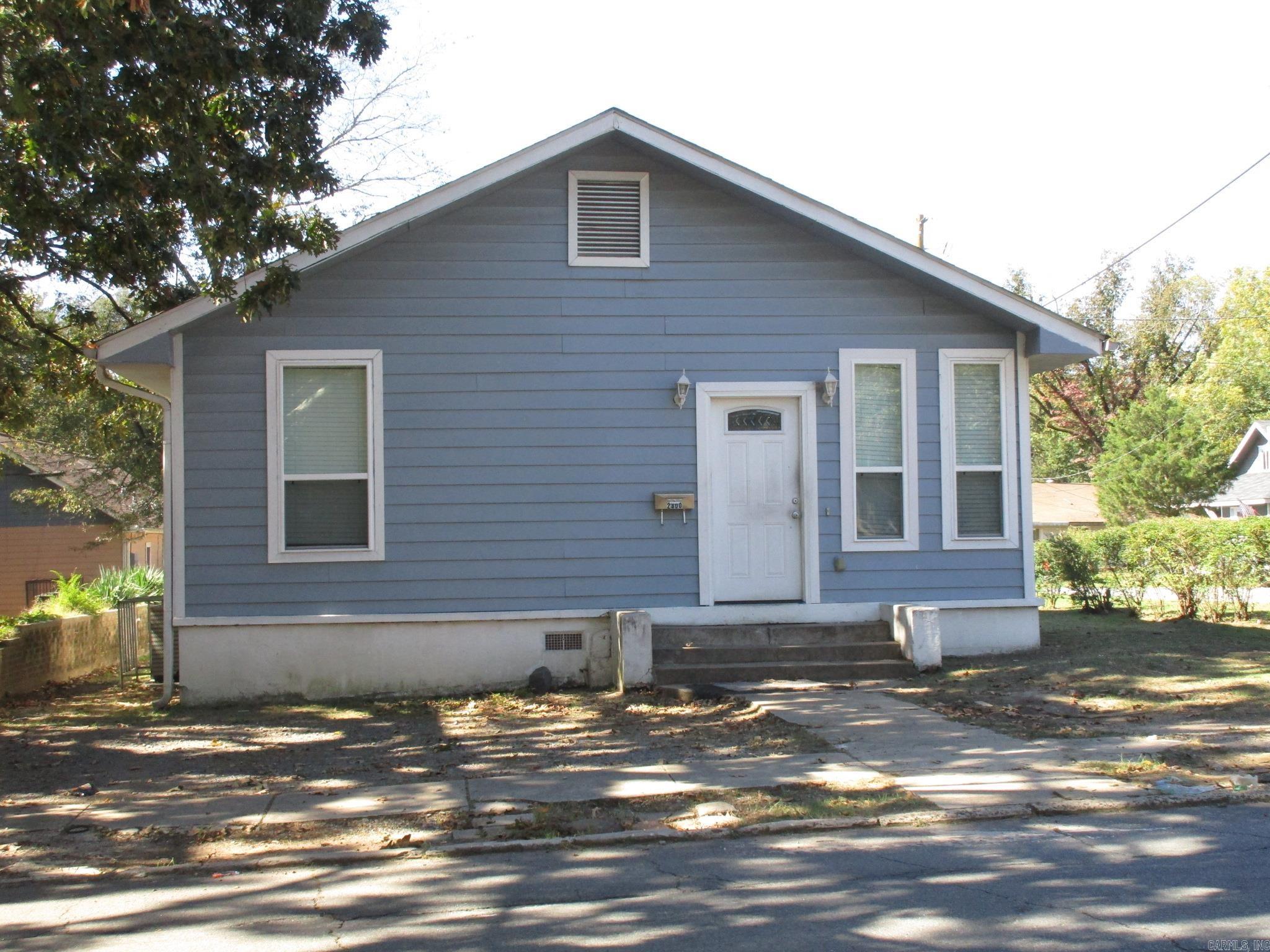 You have to see this house. Very central area.  Located 10 minutes of bigger hospital area; Children's, VA, UALR, Baptist and more. Very close to downtown AND also, close to West Little Rock.   Many updates, open floor plan, updated kitchen, fresh paint... Three bathrooms!!!  All three bedrooms are good size and the open floor plan makes the house feel bigger.  You have to see it to appreciate it.  Call for your appointment.  Call agent for appointments.  AGENTS, SEE REMARKS. Tambien información en ESPAÑOL!!