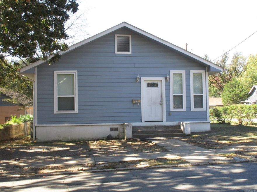 You have to see this house. Very central area.  Located 10 minutes of bigger hospital area; Children's, VA, UALR, Baptist and more. Very close to downtown AND also, close to West Little Rock.   Many updates, open floor plan, updated kitchen, fresh paint... Three bathrooms!!!  All three bedrooms are good size and the open floor plan makes the house feel bigger.  You have to see it to appreciate it.  Call for your appointment.  Call agent for appointments.  AGENTS, SEE REMARKS. Tambien información en ESPAÑOL!!