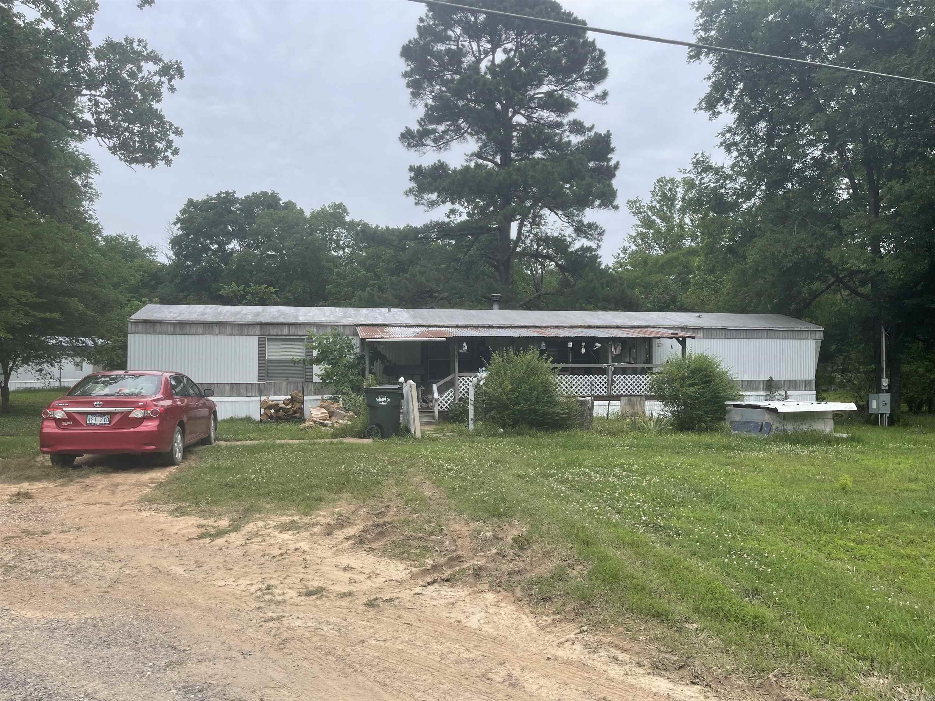 SEE AGENTS REMARKS-Highway Frontage with Single wide manufactured/mobile home. 3b 2b on almost an acre. Woodburning fireplace in Living room. Eat in Kitchen. Small laundry room off kitchen. Split bedrooms.