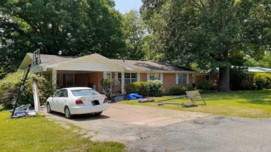 Great investment property. Currently used as a rental.