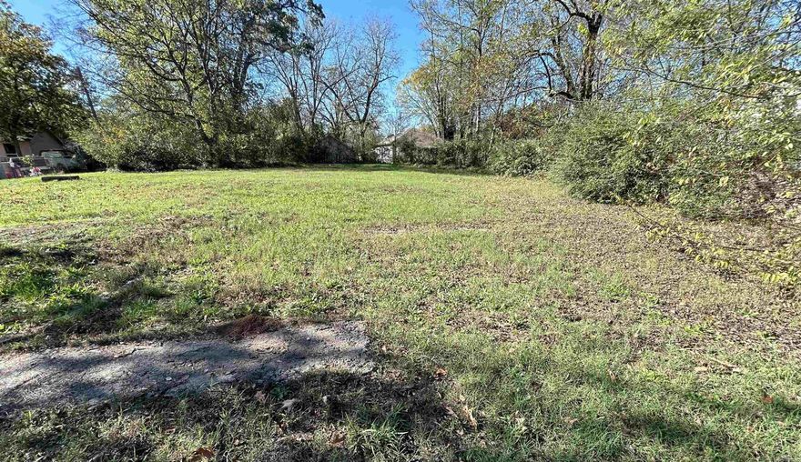 Build your dream home on this double lot. No restrictions. Utilies on the street. Close to downtown LR and I-30. Great investment property.