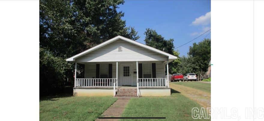 Charming 2 bed, 1 bath home on West Washington. Perfect for investors looking to add their personal touch. 2 spacious bedrooms