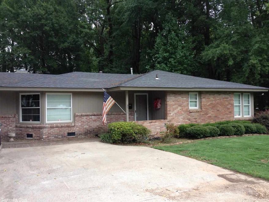 VERY NICE HOME ON 2 LOTS.  2 SEPARATE LIVING AREAS, LARGE WOOD DECK, NICE KITCHEN FOR ENTERTAINING.  VERY CLOSE TO JRMC.