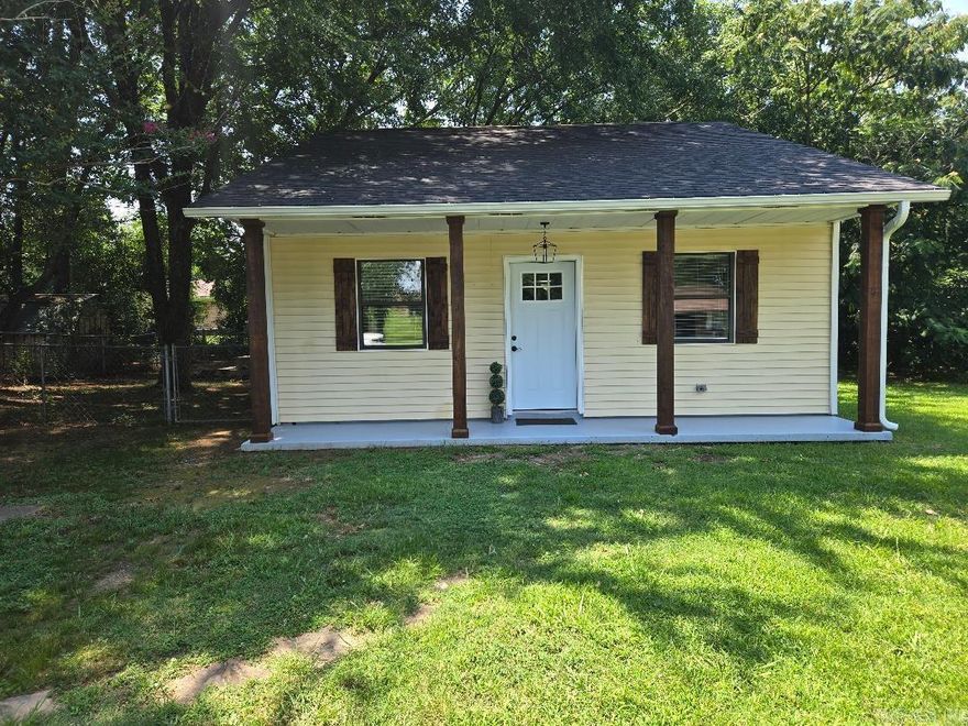 Move In Ready House!!! New paint, lights, floors, doors, appliances and A/C & Heat Unit! The brand new remodeled bathroom looks amazing as well! This house will just need your furniture to become a home! All new appliances stay, including the washer and dryer! Roof is only 3 years old! Close to the JRMC hospital and just minutes to town! On a dead end street, so little to no traffic is a plus! Call today for your showing!!