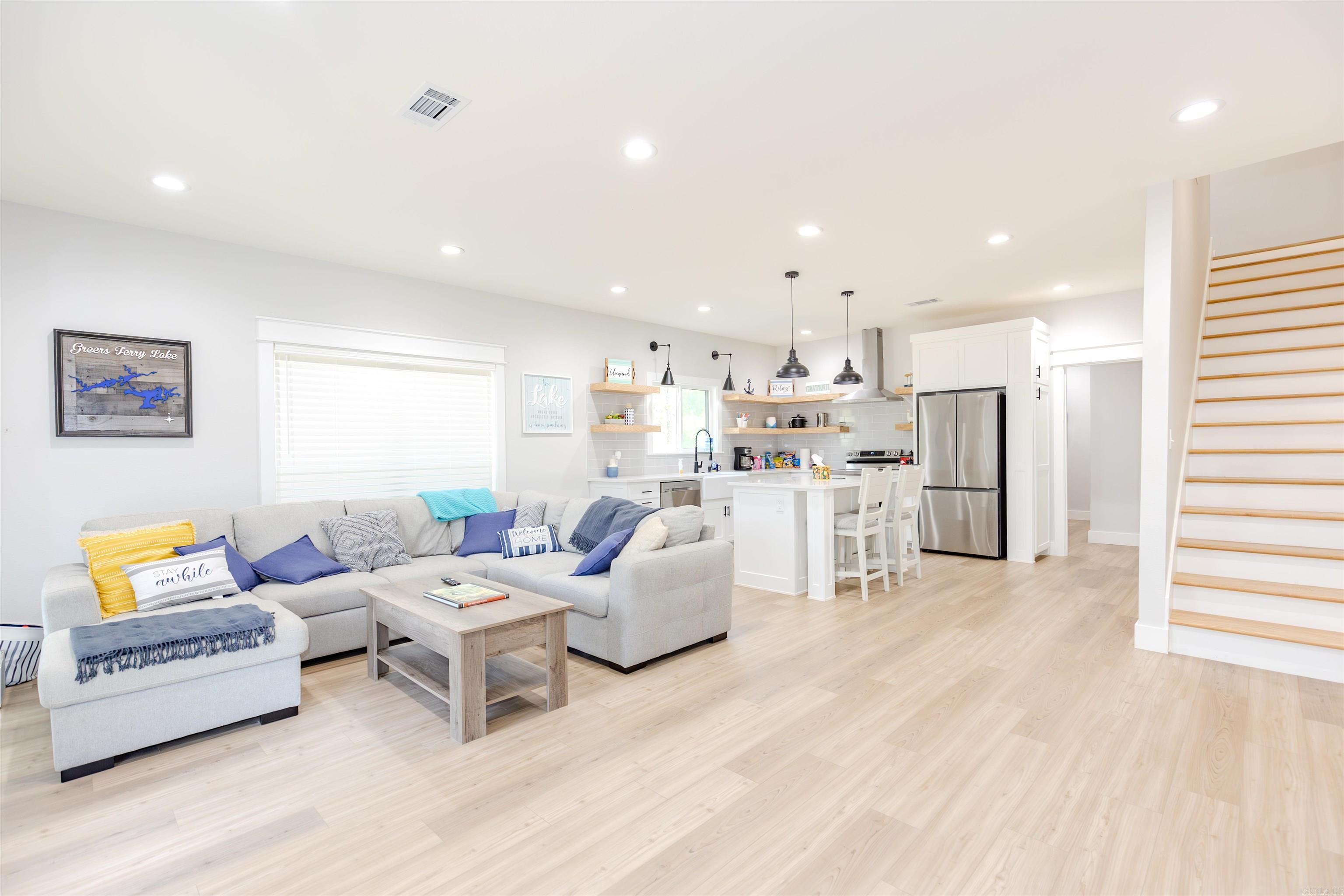 WOODLAND SHORES - Residential