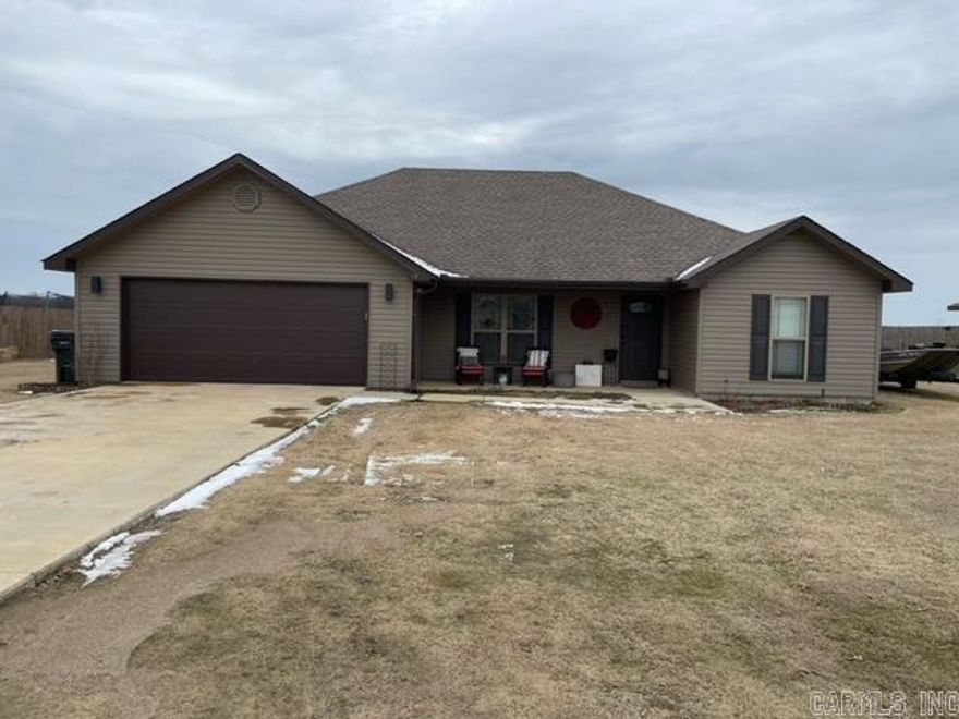 Hello Lake City, this charming single story home invites you in. Split floor plan with laminate flooring throughout. Open spacious kitchen with plenty of counter space and cabinets. There is a nice farmhouse sink that is helpful for the chef. The neutral palate is versatile and trendy. Privacy fenced back yard for the spring nights ahead is perfect for grilling.