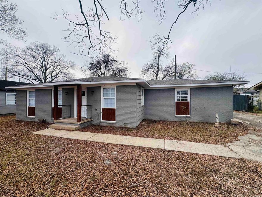 Completely remodeled cottage right in the middle of Cabot with easy access to everything.  This 3/1 has had tons of updates including a nice sized back deck for entertaining. Also features an oversized living area for gatherings thats open to the  kitchen with shake cabinetry and  custom countertops. New central heat and air and  Stainless appliances and washer/dryer hookup as well. Pets would have to be approved with deposit. Be in it just in time for Christmas!