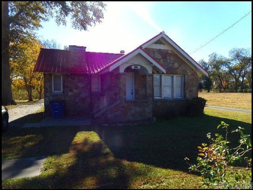 *NORTH LITTLE ROCK* UPDATED HOME IN THE ATKINS JL RIVERSIDE SUBDIVISION!! This 2 Bedroom And 1 Bath Home Features Over 1100 Sqft! Electric Range And Dishwasher Provided In Kitchen With Eat-In Dining! Updated Vinyl Flooring Throughout! Central Heating And Air! Pad For Parking! PET FRIENDLY!! AVAILABLE NOW!!! <a href='https://raineyrealty.com/virtualtour.php?r=nKmxEF'> Click here for a 360° Virtual Tour</a>