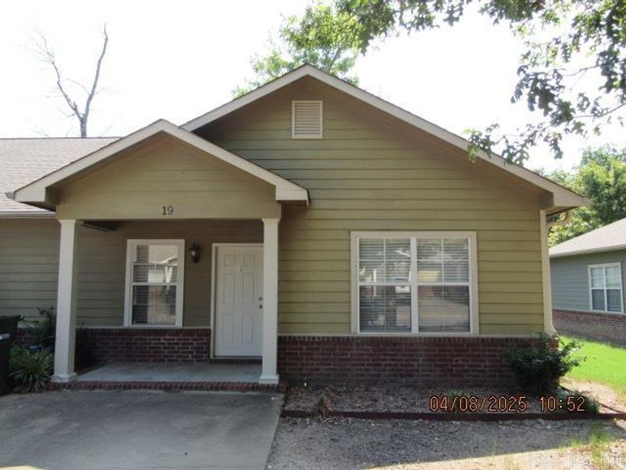 Well maintained 3-bedroom unit located in the highly sought after Stonegate! This unit is all electric and offers all kitchen appliances including refrigerator, washer & dryer, 2-inch blinds throughout, 9-foot ceilings, covered rear patio, stained concrete floors throughout, and more!***PLEASE NOTE WE DO NOT ADVERTISE ON CRAIGSLIST OR FACEBOOK MARKETPLACE. ANY LISTING OF OURS SEEN IS A SCAM!!!***