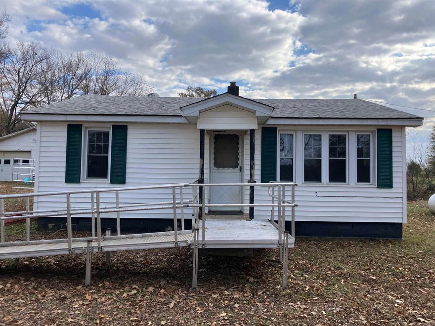 Cozy 3BR, 1BA, 1,100sqft, home sitting on 2 acres. This property has a 24'x54' shop with concrete floor.