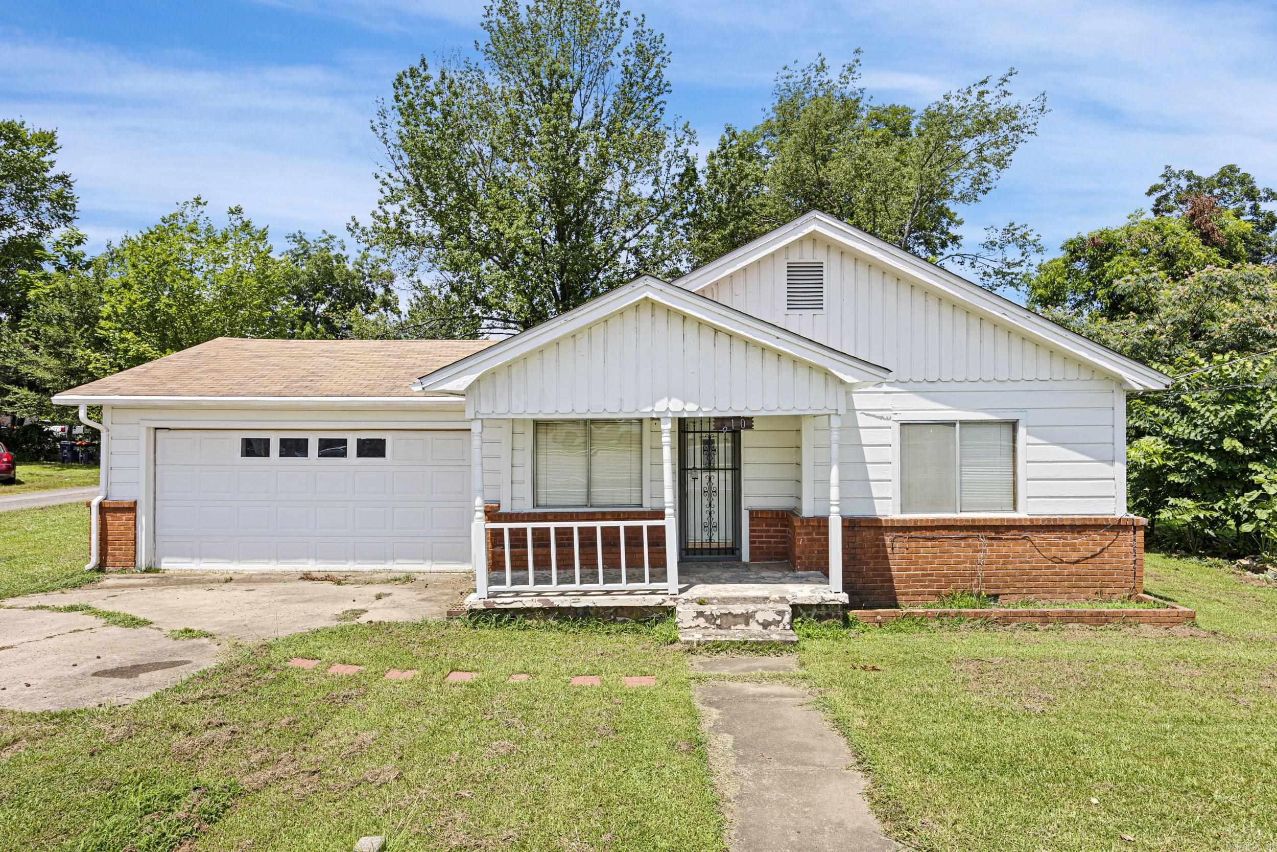 Investor Special or First-Time Buyer Opportunity in Russellville ā C-2 Zoning! Explore the possibilities with this versatile property located at 610 S Knoxville Ave, Russellville, AR 72801. This 2-bedroom, 1-bath home offers 808 square feet of potential and is packed with upside for real estate investors, first-time homebuyers, or even small business owners thanks to its C-2 zoning. Built in 1948, this home features an attached garage, sits inside the city limits, and is conveniently located just minutes from downtown Russellville, Arkansas Tech University, shopping, dining, and local employers. Unlike many properties in the area, it's not in a subdivision, giving you more freedom and fewer restrictions. The C-2 zoning allows for a variety of commercial and residential usesāideal for someone looking to live and work in one place, or turn it into a rental, office, or retail space with the right updates. While the home does need some work, the potential is undeniable!