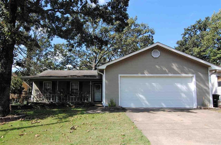 3/2 Split Floor Plan, Living Room Features Vaulted Ceilings, Wood-burning Fireplace, Wood Laminate Floors, Updated Kitchen & Bathrooms. Great Covered Front Porch, HUGE Back Deck, Backyard with Privacy Fence. Close to Harmon Recreation, Swimming Pools, GREAT LOCATION!