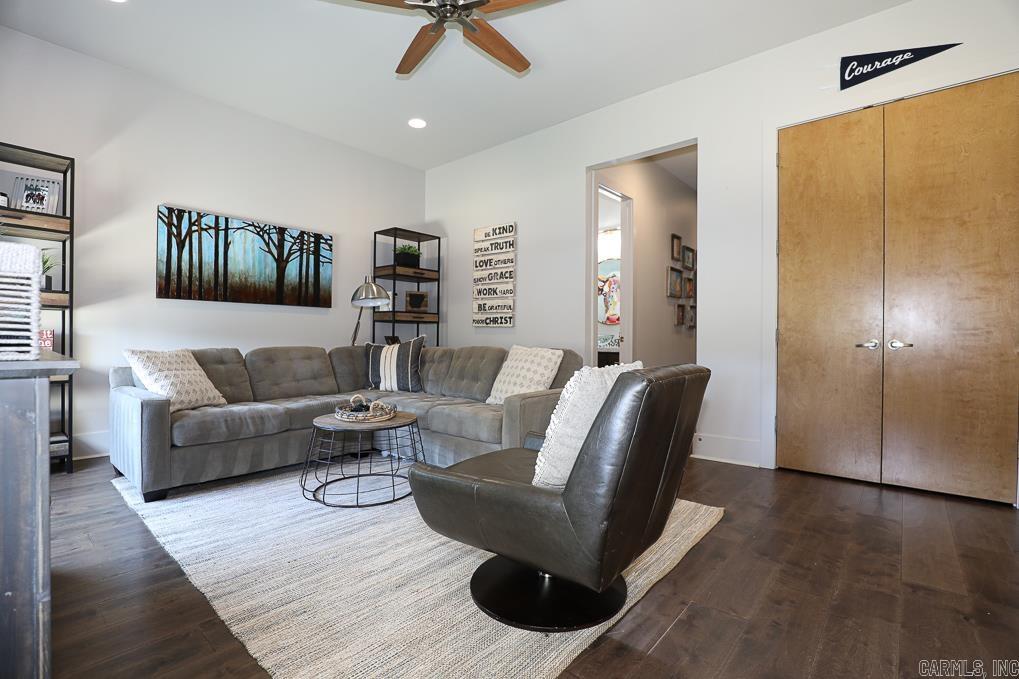 LONGHILLS VILLAGE - Residential
