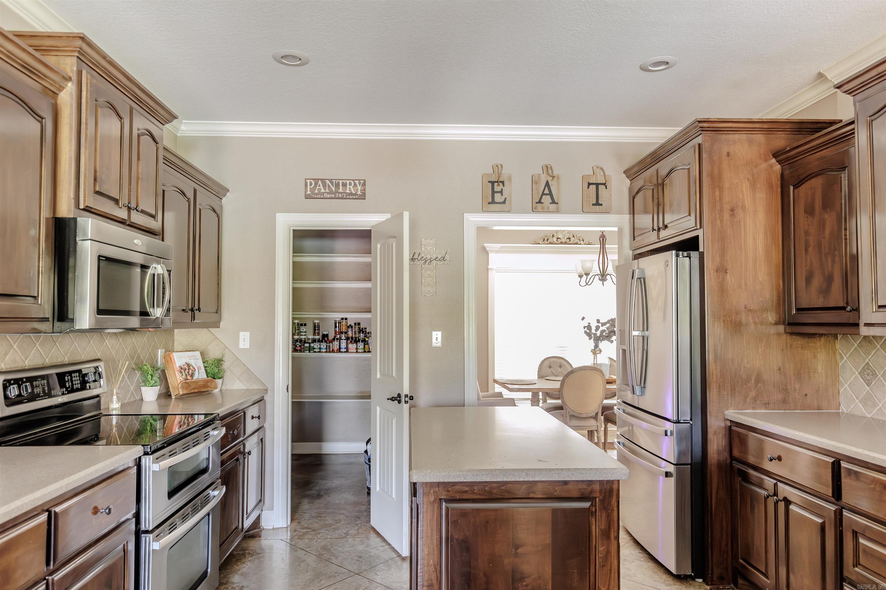 ROLLING HILLS - Residential