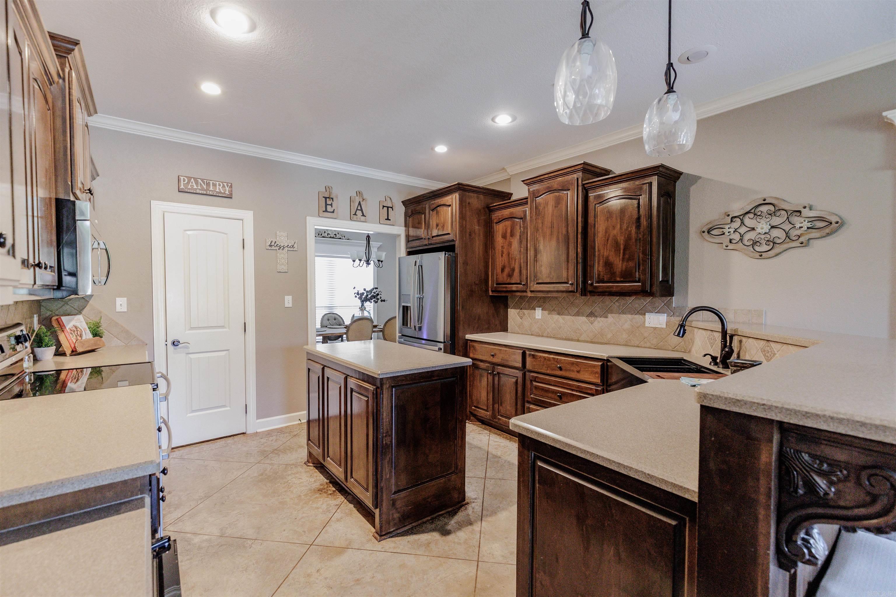 ROLLING HILLS - Residential